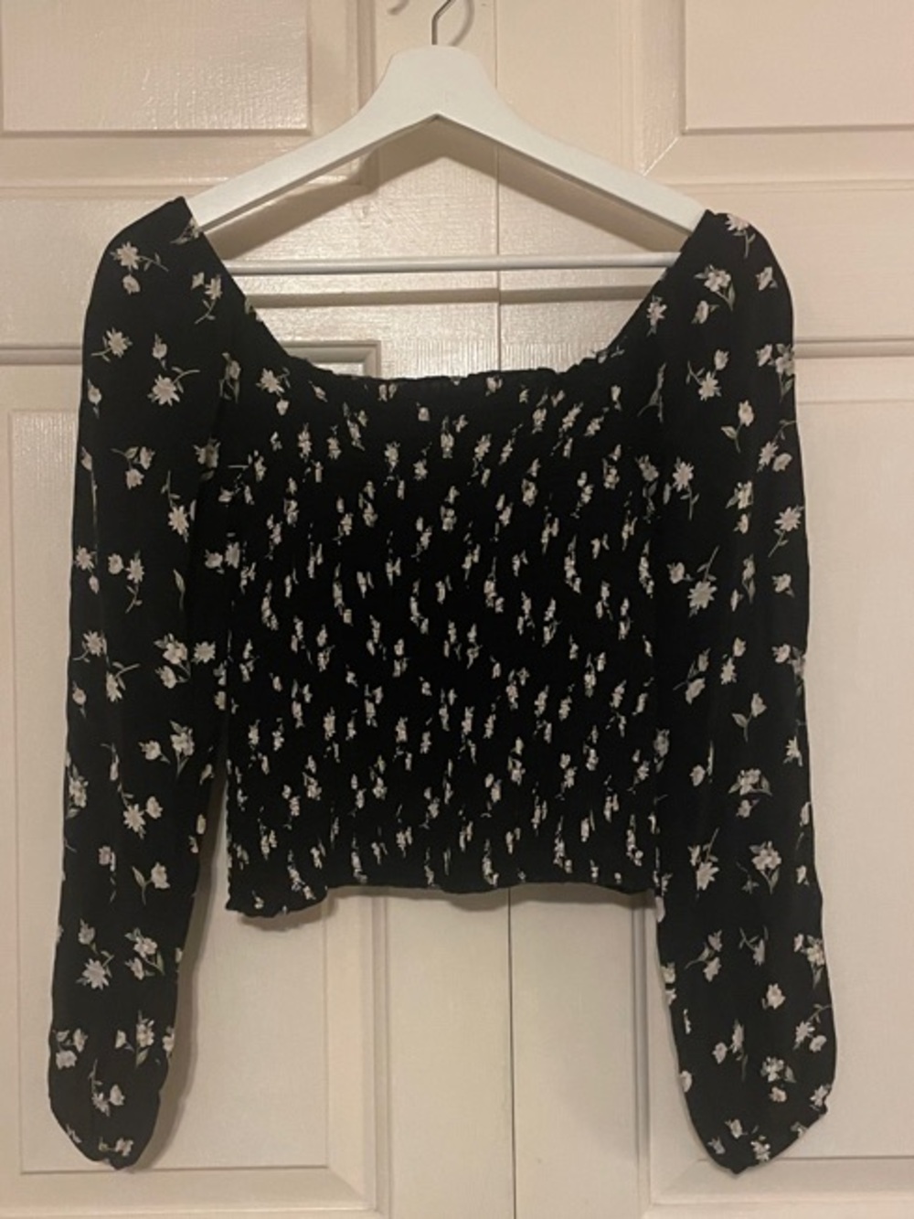 American Eagle Outfitters Black Floral Smocked Crop Top puff sleeves cinched
